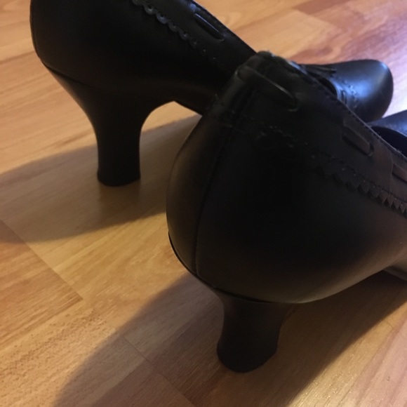 Kenneth Cole Reaction black leather heels with bow - Picture 10 of 10